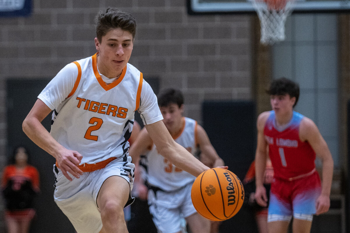 Boys basketball In spirited game of runs, Ogden holds off rival Ben